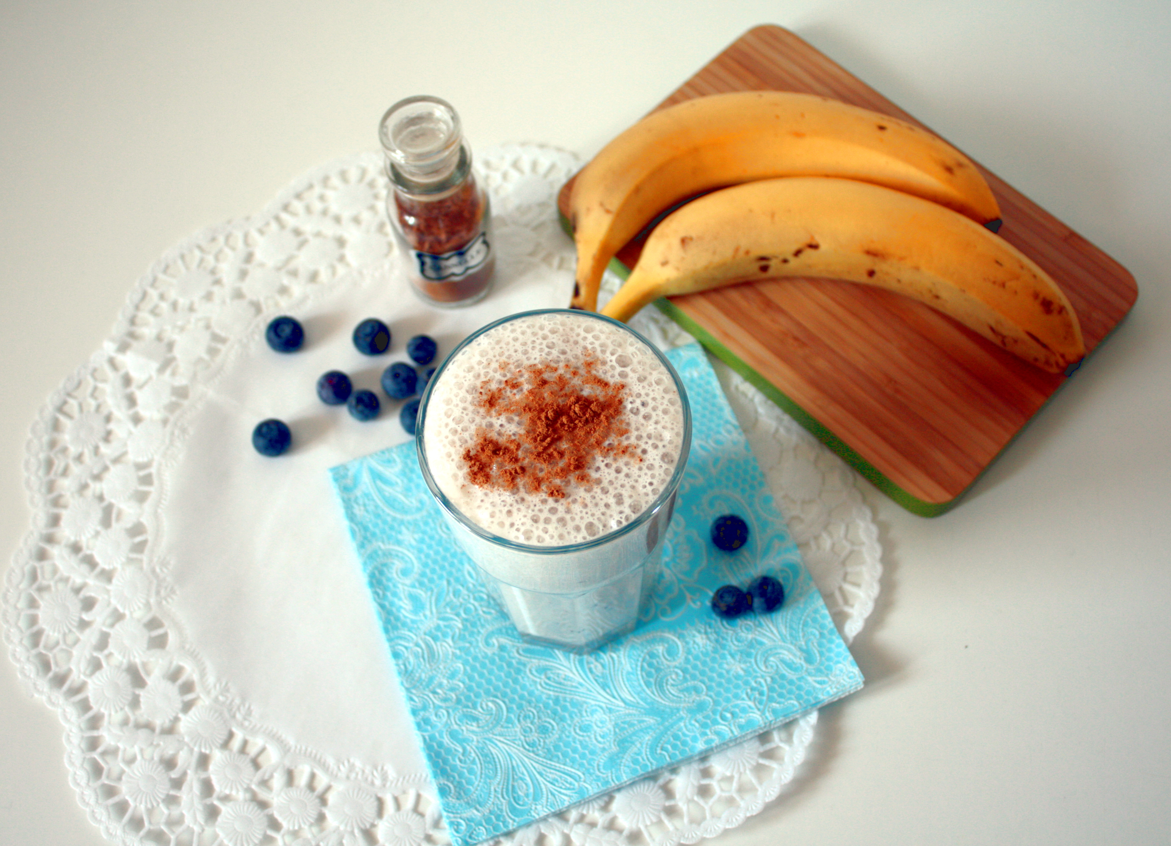 Bananen-Blaubeer-Shake mit Zimt - Rosy &amp; Grey - DIY Blog &amp; Lettering ...