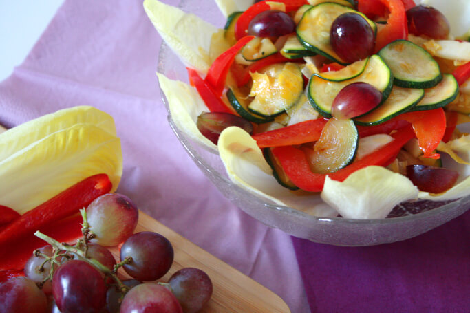 Chicorée Salat mit angebratenen Zucchini und Trauben - Rosy &amp; Grey
