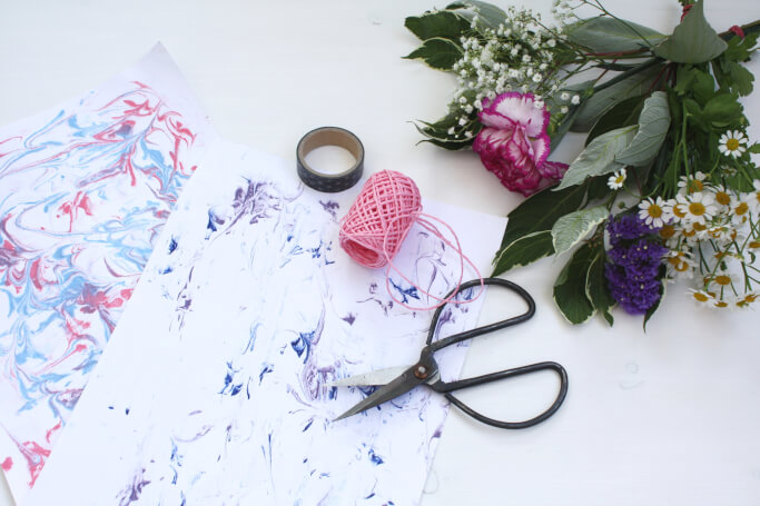 DIY Blog basteln selbermachen Papier marmorieren Blumenstrauss verpacken